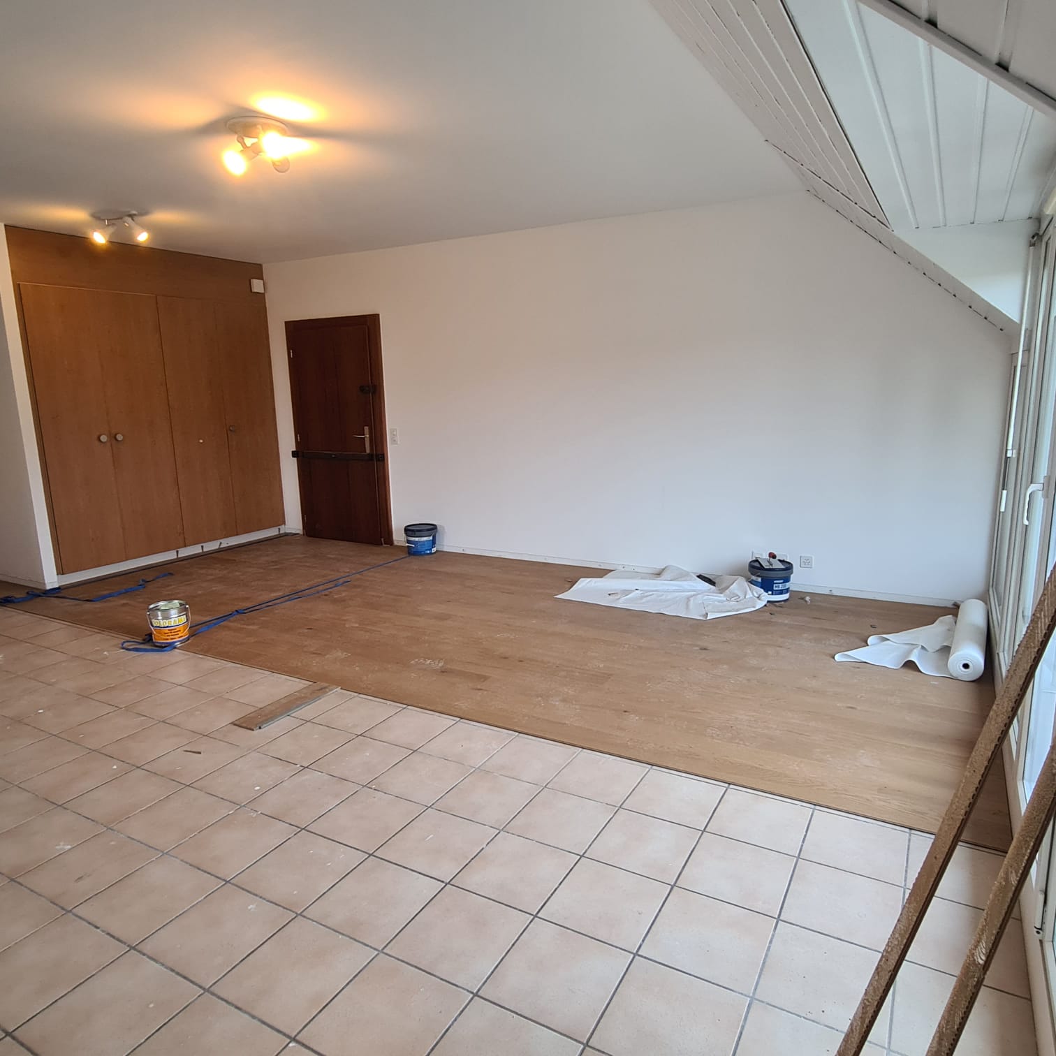 Pose des nouveaux revêtements de sol en bois