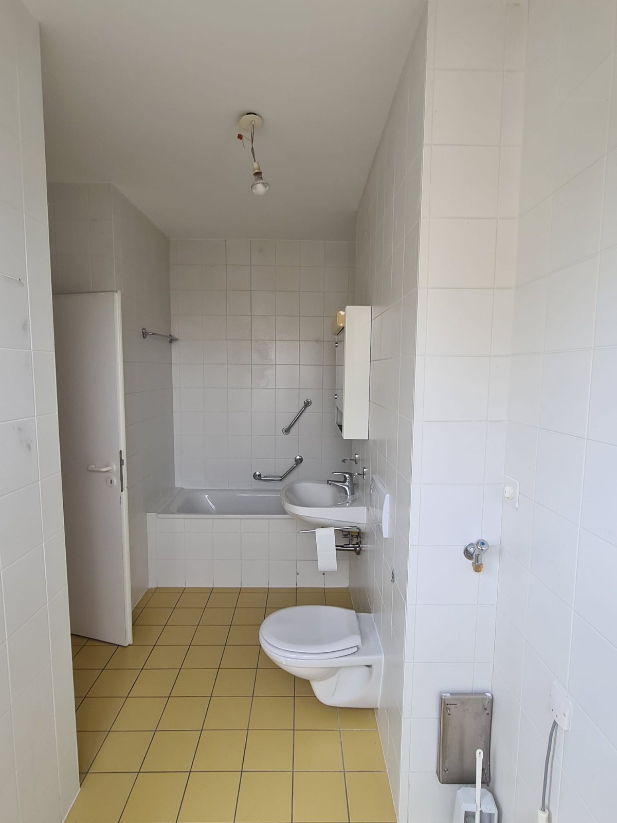 Ancienne salle de bain avec baignoire