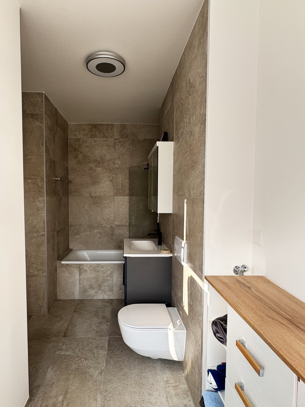 Nouvelle salle de bain aux tons chaleureux