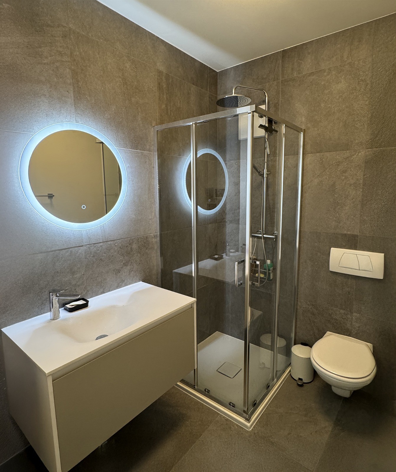Nouvelle salle d'eau moderne avec miroir LED